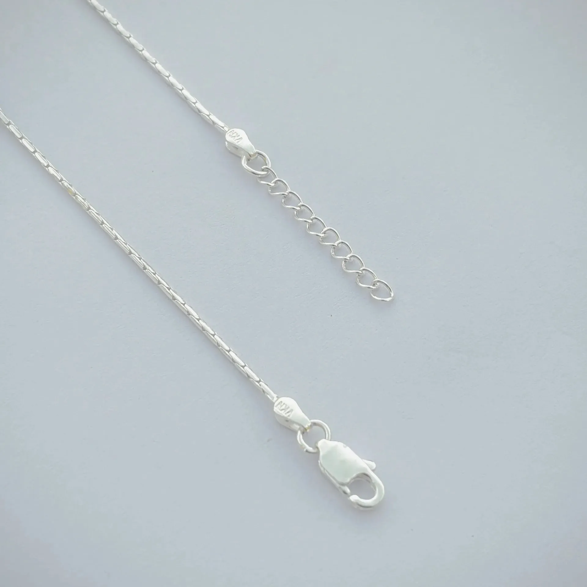 Sleek and Simple Silver Anklet with Elegant Bead Detail.