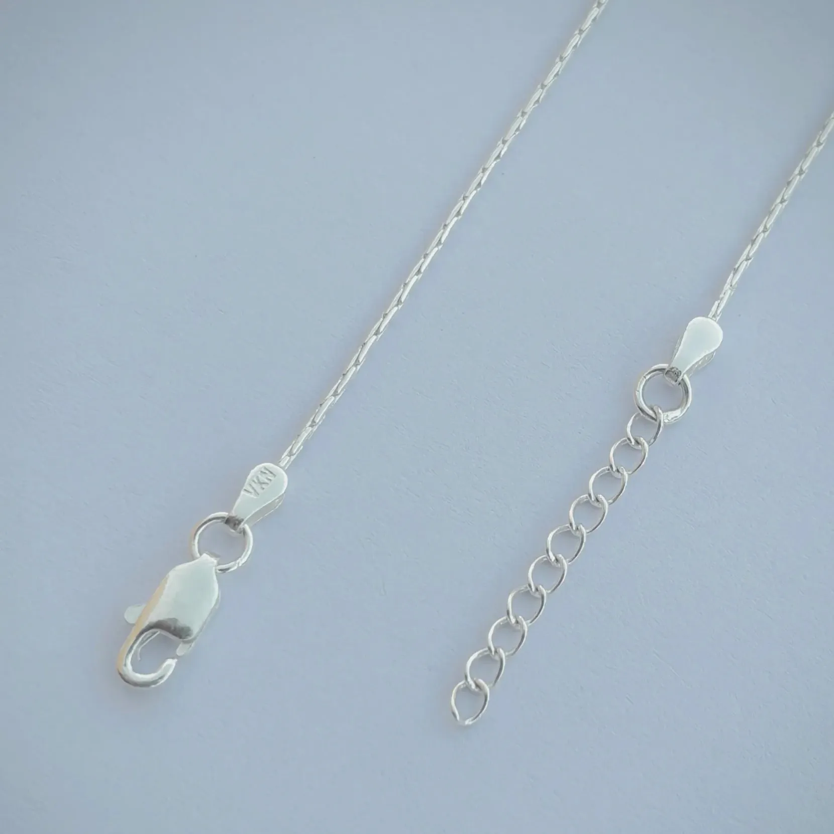 Sleek and Simple Silver Anklet with Elegant Bead Detail.